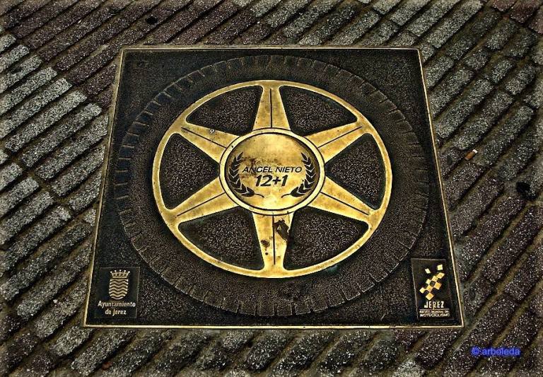 DIOSES SOBRE UN RUIDO